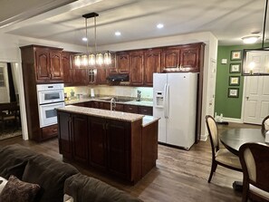 Interior - 5 min-downtown Monroe, & Wedding Venues. UGA Stanford Stadium just 20 minutes! (Monroe)