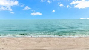 Una spiaggia con cielo sereno e mare calmo.