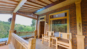 Wooden Room | ํ
๋ผ์ค/ํํฐ์ค