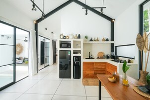 Refrigerador, microondas, placa de cocina, utensilios de cocina