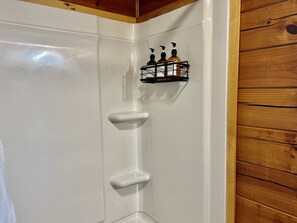 Haartrockner, Handtücher, Seife, Toilettenpapier