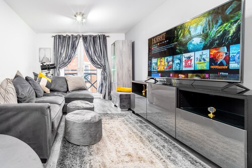 Stunning 2-Bed Apartment in Tipton Sleeps 3