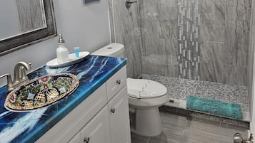 Een douche, een haardroger, handdoeken, zeep
