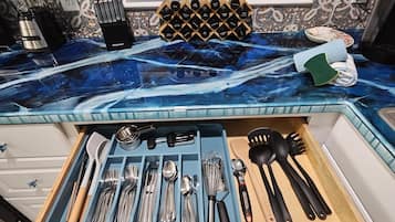 Wasserkocher mit Kaffee-/Teezubehör, Kühlschrank, Mikrowelle, Ofen