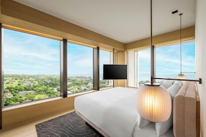 A modern hotel room with large windows, a flat-screen TV, and a decorative hanging light fixture. - Le Mã©ridien Hualien Resort (Hualien City)