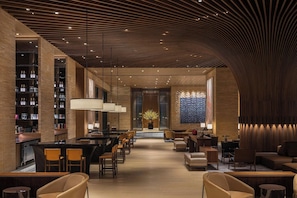 A modern hotel lobby with a central bar, seating area, and a decorative wall. - Le Mã©ridien Hualien Resort (Hualien City)