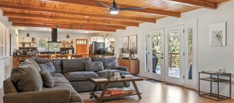 8BR Yosemite Escape w/ Views & Spa - Game Room & Pet-Friendly