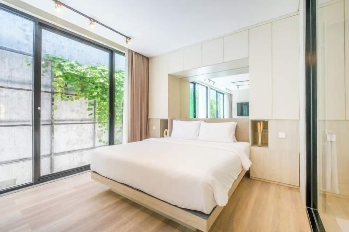 2 bedrooms, in-room safe, individually furnished, desk