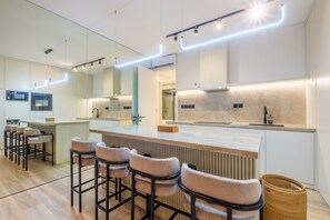Geladeira, micro-ondas, fogão, cooktop