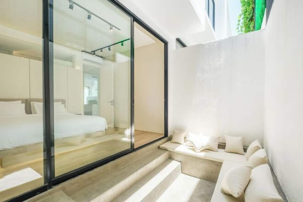 2 bedrooms, in-room safe, individually furnished, desk