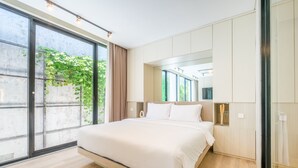 Villa, 2 soverom, privat basseng | Safe på rommet, skrivebord og skrivebord for bærbar PC