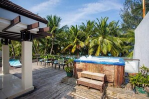 Outdoor spa tub - Crown Regency Beach Resort (Boracay Island)