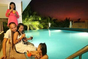 Outdoor pool - Crown Regency Beach Resort (Boracay Island)