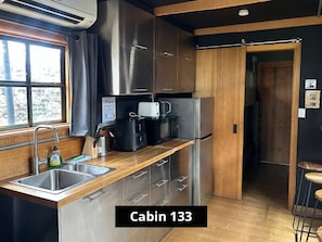 Signature Cabin, 2 Bedrooms | Dapur peribadi | Peti sejuk mini