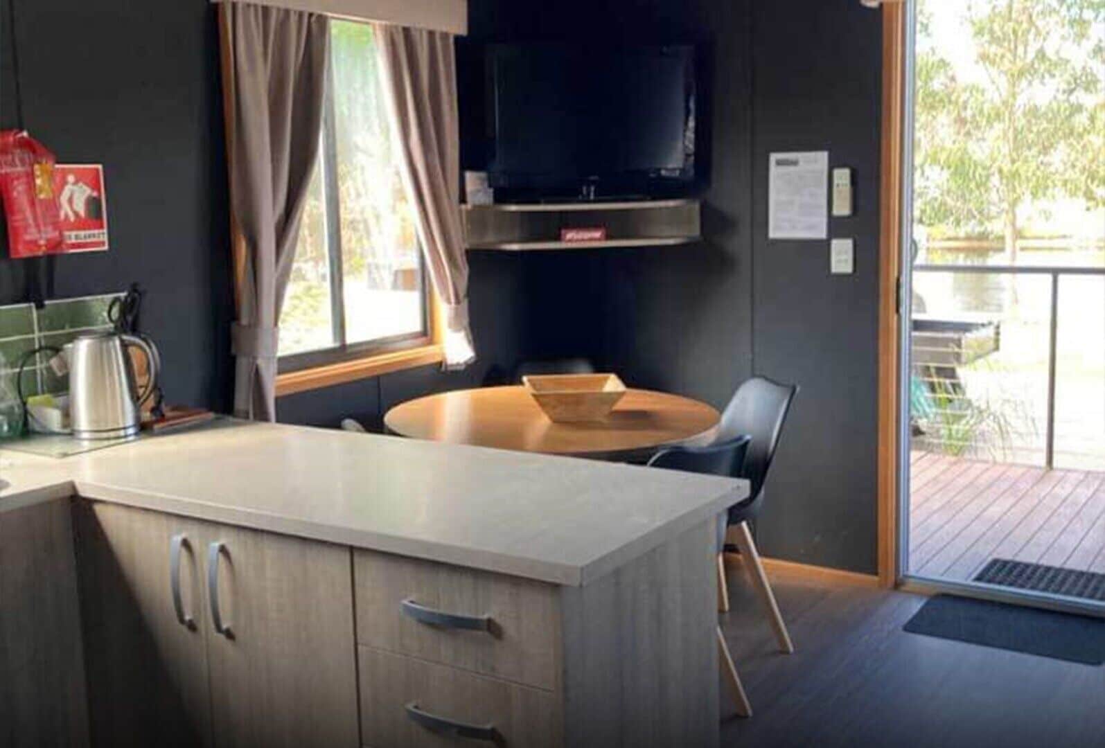 Cottage phong cách cổ điển | Bếp riêng | Tủ lạnh nhỏ 