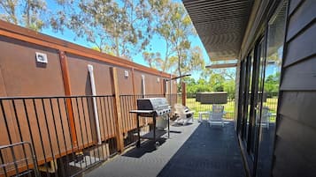 Signature Cabin, 1 Queen Bed with Sofa bed | Bed sheets