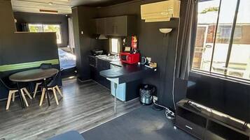 Classic Cottage, 1 Queen Bed | Bed sheets