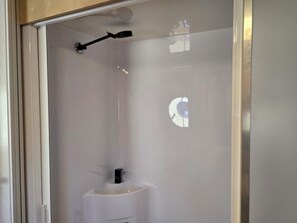 Design Mobile Home | Bathroom | Towels, toilet paper - Stawell Grampians Gate C & C Park (Stawell)