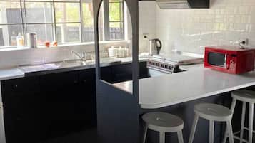 Classic Cottage, 2 Bedrooms | Private kitchen