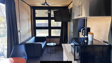 Signature Cabin, 1 Queen Bed | Living area