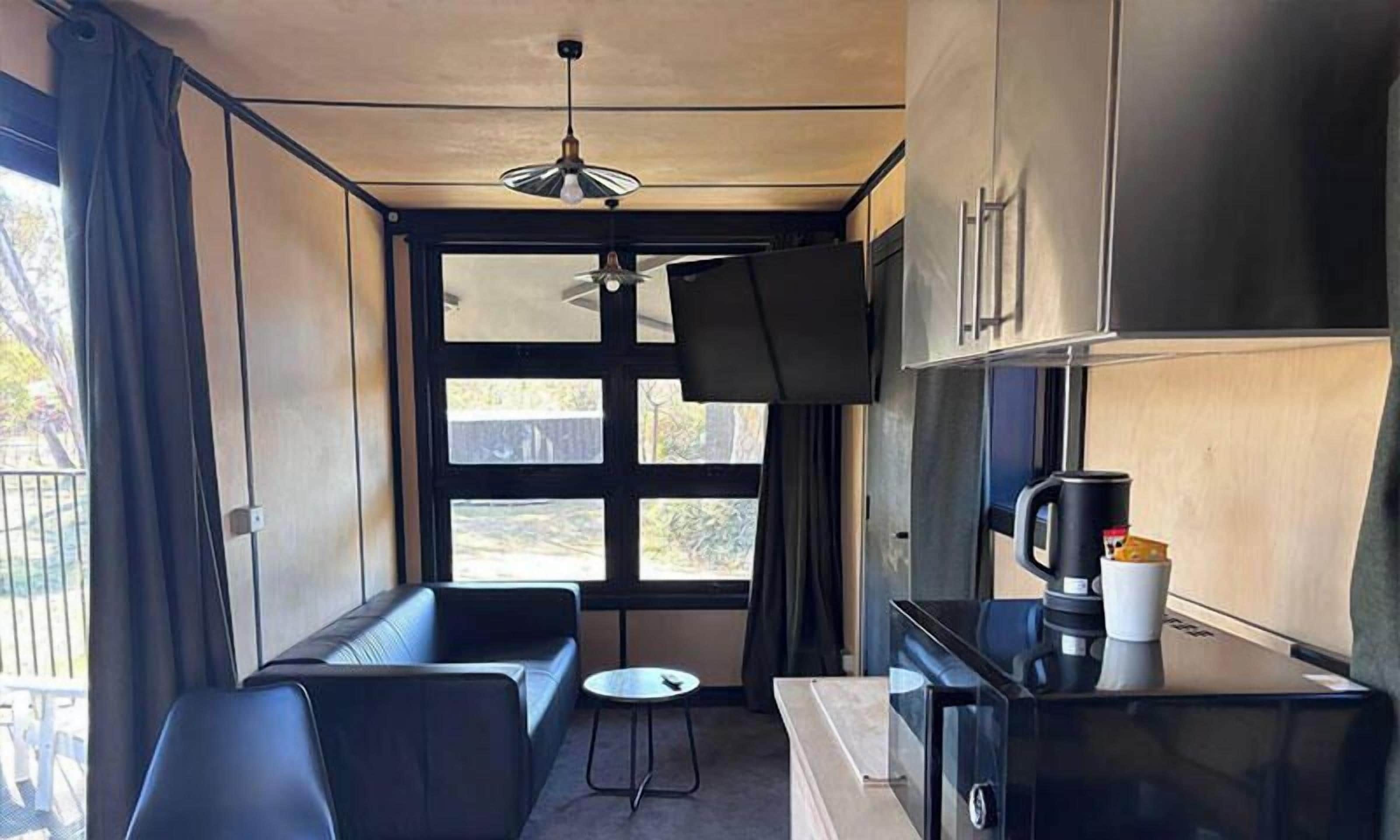 Signature Cabin, 1 Queen Bed | Living area