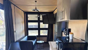 Signature Cabin, 1 Queen Bed | Living area