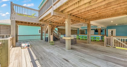 Views from 2 decks - 1000ft to the sand - HUGE deck with bar, views and games
