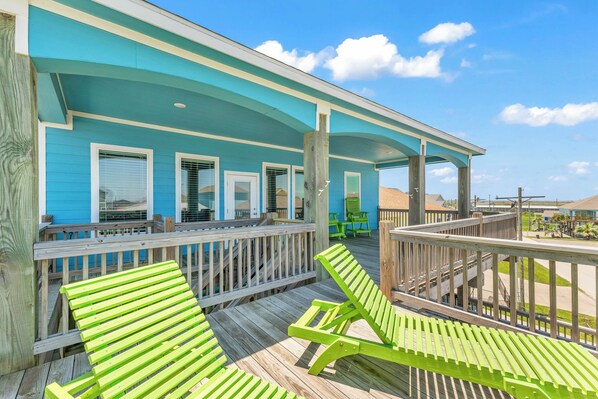 Terrace/patio - Views from 2 decks - 1000ft to the sand - HUGE deck with bar, views and games (Crystal Beach)