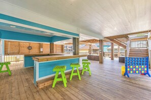 Children’s area - Views from 2 decks - 1000ft to the sand - HUGE deck with bar, views and games (Crystal Beach)