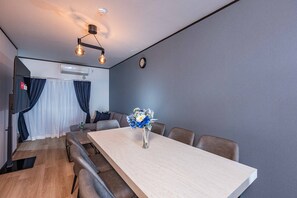 Maison Deluxe | Repas dans la chambre