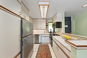 Køleskab, mikrobølgeovn, ovn, kogeplade