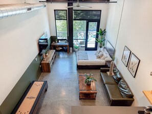 1 bedroom, desk, iron/ironing board, free WiFi - 2 Bed DTSA Loft with Gym - AC - 65"4K TV - 6 miles to Disney (Santa Ana)