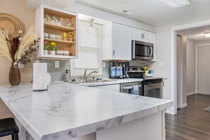 Paper towels - Comfy, Convenient, and Charm 3BR Retreat near BGSU (Bowling Green)