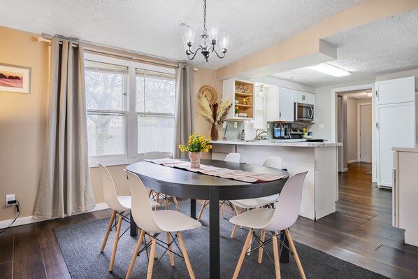 Dining - Comfy, Convenient, and Charm 3BR Retreat near BGSU (Bowling Green)