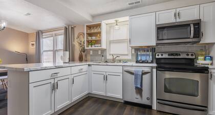 Comfy, Convenient, and Charm 3BR Retreat near BGSU