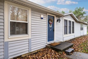 Exterior detail - Comfy, Convenient, and Charm 3BR Retreat near BGSU (Bowling Green)