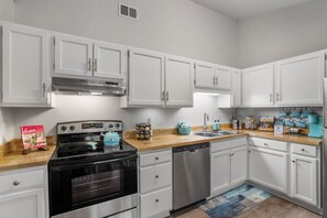 Fridge, microwave, oven, stovetop - Entire Modern Home in Prime Dining & Shopping Area (Summerville)