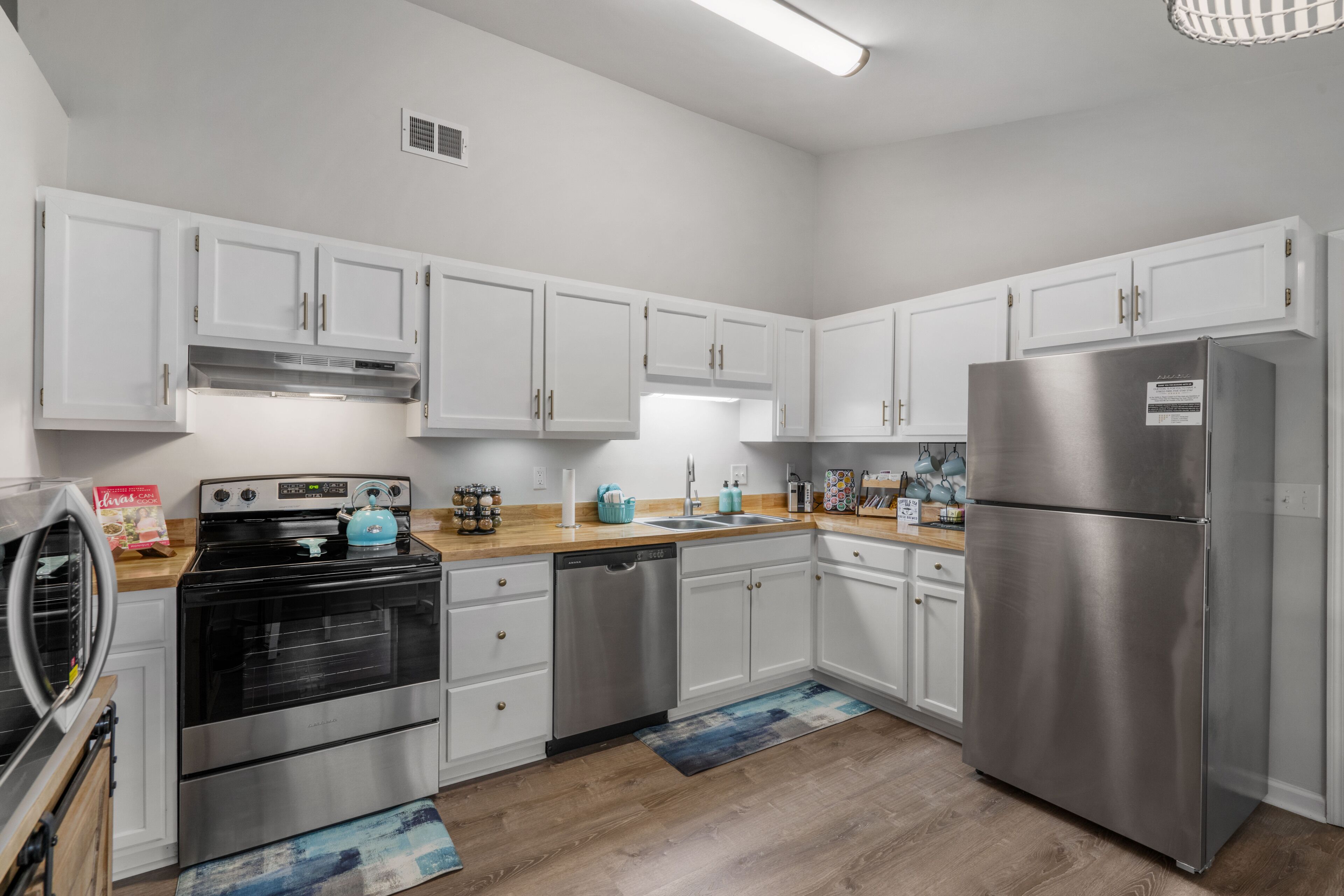 Kjøleskap, mikrobølgeovn, ovn og kokeplater