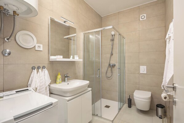Departamento estándar, varias habitaciones, frente al mar (Apartment Green Zone) | Baño | Regadera, secadora de cabello, toallas, jabón 