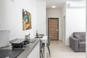 Familieleilighet, flere soverom, sjøvendt (Apartment Lady Laura) | Eget kjøkken | Kjøleskap, kokeplater, oppvaskmaskin og kaffetrakter/tekoker