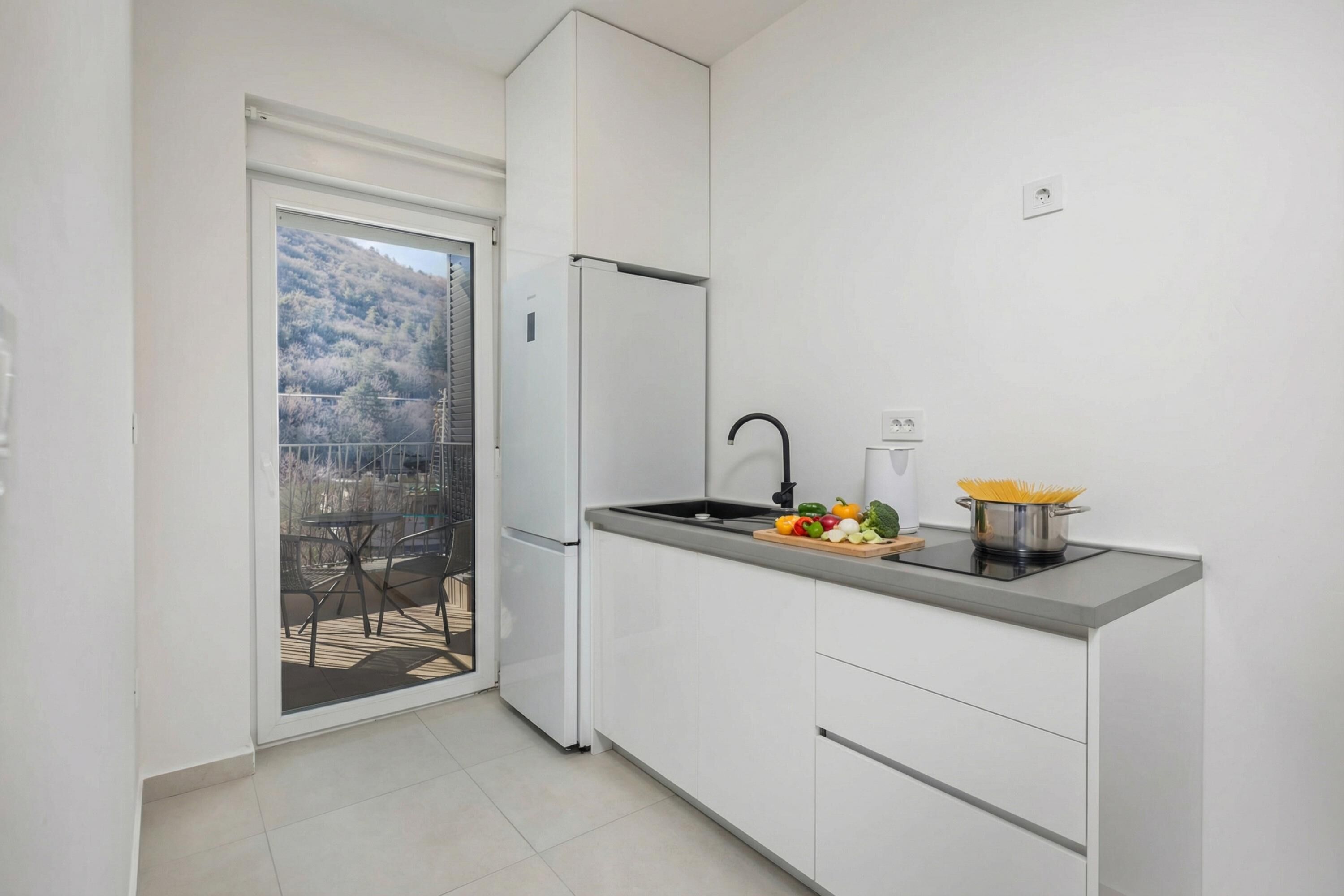 Standard Apartment, 1 Bedroom, Balcony, Sea Facing (Sea-View Balcony Apt La Health) | Private kitchen
