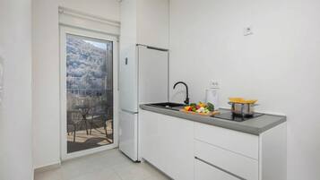 Standard Apartment, 1 Bedroom, Balcony, Sea Facing (Sea-View Balcony Apt La Health) | Private kitchen