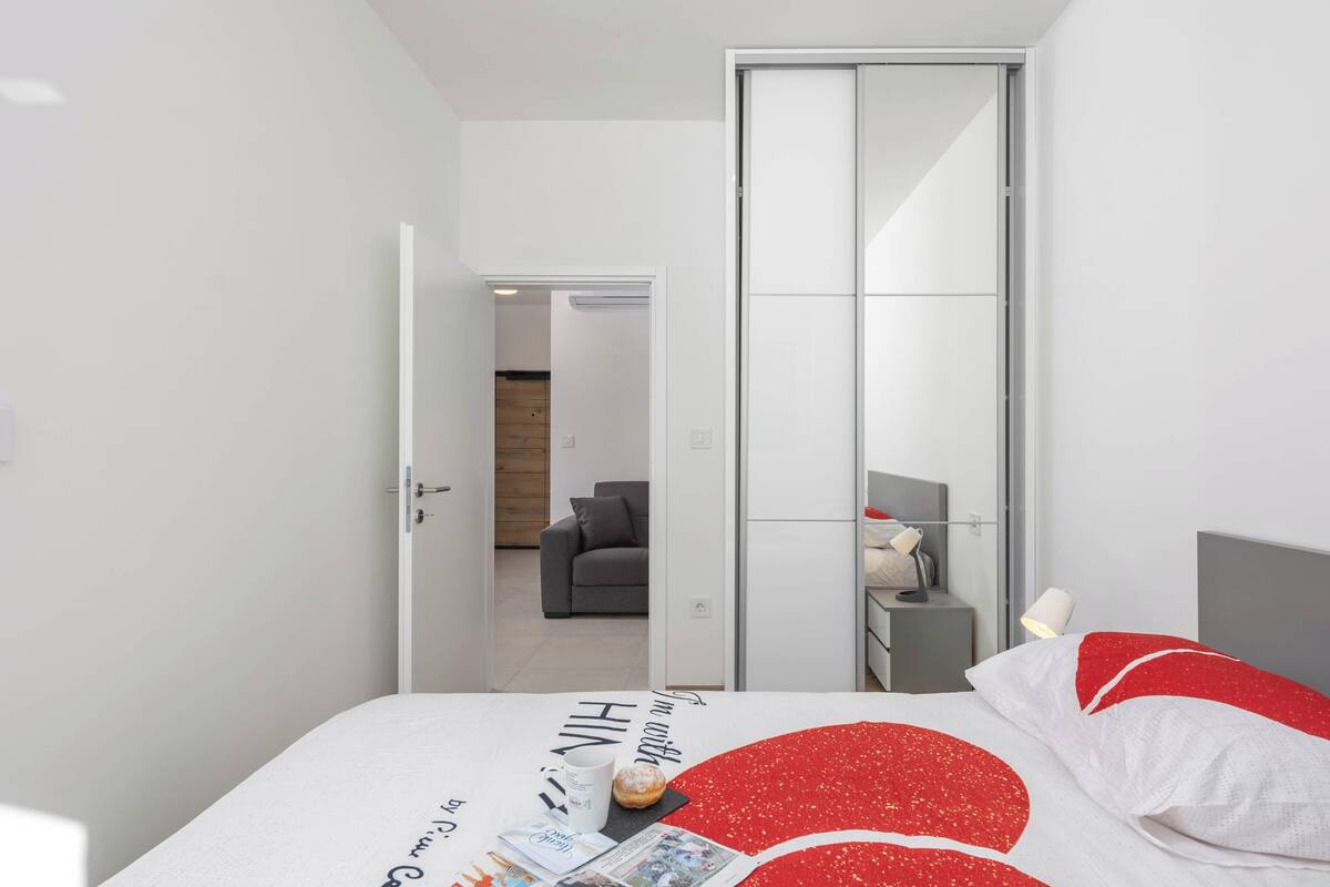 ファミリー アパートメント ベッドルーム (複数) 海側 (Apartment Lady Laura) | 1 室のベッドルーム、アイロン / アイロン台、WiFi (無料)、ベッドシーツ