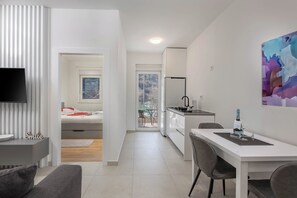 Apartamento família, vários quartos, de frente para o mar (Apartment Lady Laura) | Área de estar | Smart TV 21 polegadas com canais via satélite