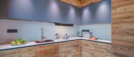 Fridge, oven, stovetop, dishwasher