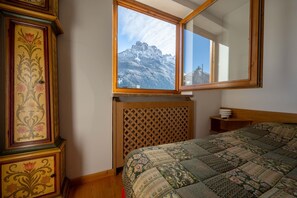 2 bedrooms, iron/ironing board, WiFi