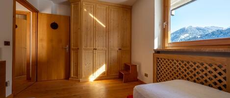 2 bedrooms, iron/ironing board, WiFi