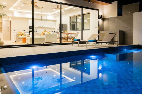 Una piscina al aire libre