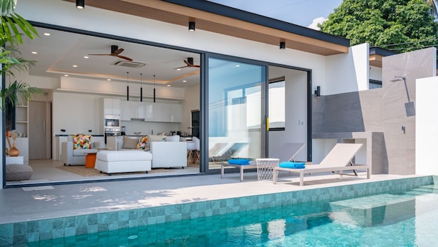 A modern house with a swimming pool, a kitchen, and a living area with a sofa and chairs. - Villa Close to Fisherman Village - KBR15 (Koh Samui)