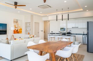 Villa exclusiva | Zona de estar | Smart TV de 55 pulgadas con canales digitales